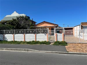3 Bed House in Grassy Park