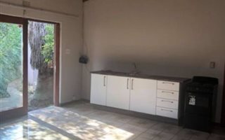 Studio apartment in Douglasdale