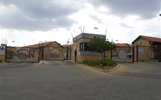 2 Bedroom Simplex in Randpark Ridge