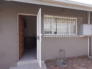 Bachelor apartment in Aston Manor