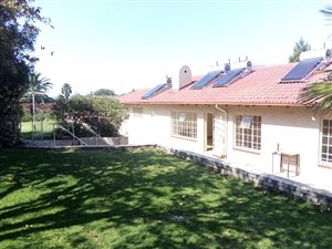 6 Bed House in Bramley Manor