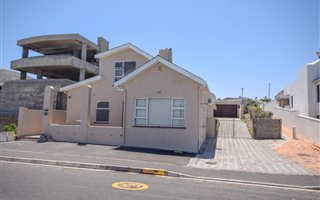 5 Bedroom House in Bloubergstrand