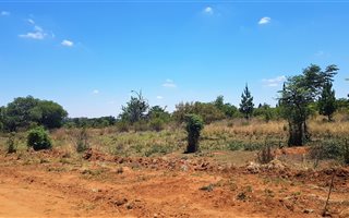 930 m² Land available in Roodeplaat