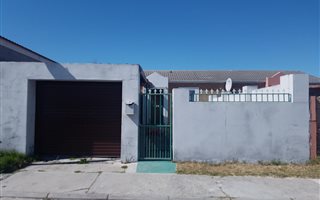 2 Bedroom House in Strandfontein