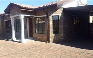 1 Bedroom Simplex in Rose Park