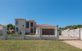6 Bedroom House in St Francis Bay