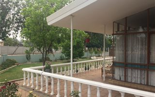 6 Bedroom House in Oudtshoorn Central