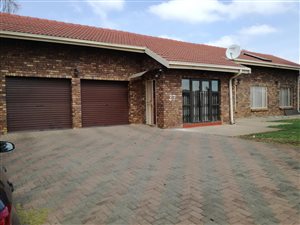 6 Bed House in Karen Park