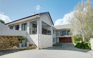4 Bedroom House in Kanonberg
