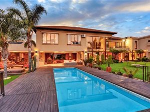 5 Bed House in Bryanston West