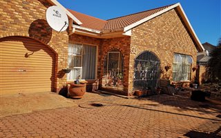 4 Bedroom House in Helikon Park