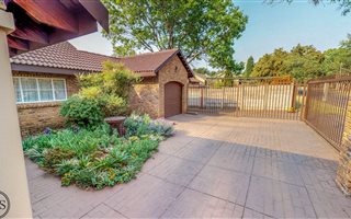 6 Bedroom House in Wierda Park
