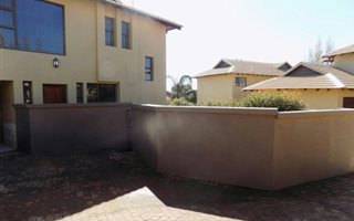 4 Bedroom Townhouse in Woodland Hills