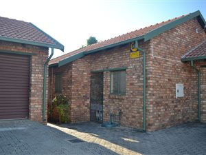 2 Bed Townhouse in Rooihuiskraal North