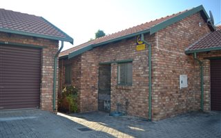 2 Bedroom Townhouse in Rooihuiskraal North