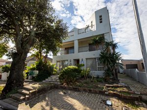 11 Bed House in Rondebosch East