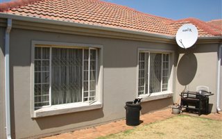3 Bedroom Townhouse in Grobler Park