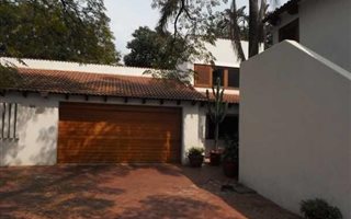 4 Bedroom House in Kew