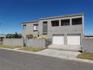 6 Bed House in Macassar