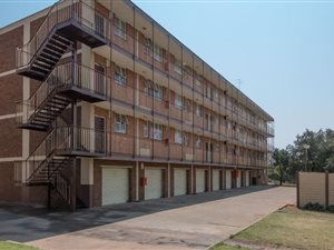 1 Bed Apartment in Kwaggasrand