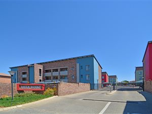 2 Bed Apartment in Rooihuiskraal North