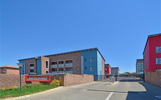2 Bedroom Apartment in Rooihuiskraal North