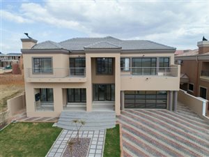 5 Bedroom House in Blue Valley Golf Estate
