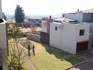 2 Bed House in Lombardy Estate