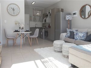 2 Bed Apartment in Die Hoewes