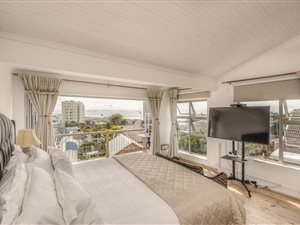 9 Bed House in Humewood