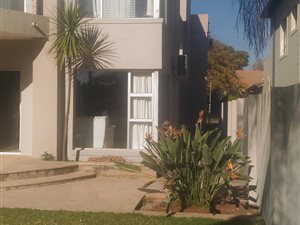 5 Bed House in Silver Lakes