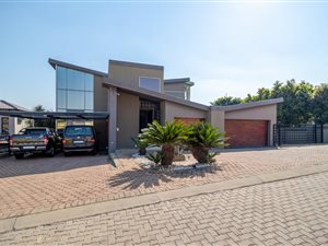 4 Bed House in Ruimsig Country Estate