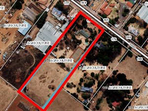 300 m² Commercial space in Bredell AH