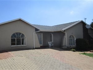 4 Bed House in Roodekrans