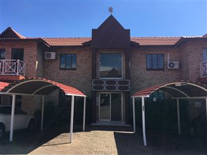 200 m² Commercial space in Die Hoewes