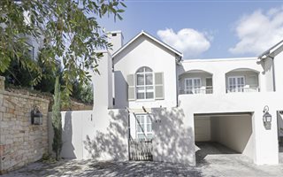 3 Bedroom Duplex in Nooitgedacht Estate