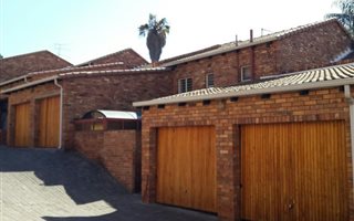 3 Bedroom Duplex in Constantia Kloof