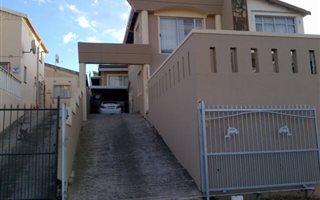 2 Bedroom House in Chatsworth Central