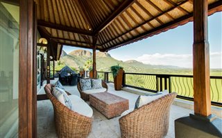 5 Bedroom House in Kosmos
