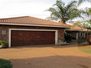 2 ha Farm in Magaliesmoot AH