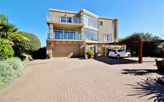 5 Bedroom House in Myoli Beach