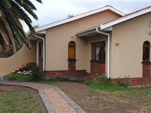 4 Bed House in Oudtshoorn Central