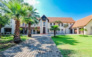 5 Bedroom House in Silver Lakes Golf Estate