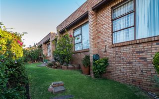 3 Bedroom Cluster in Constantia Kloof