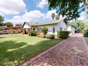 5 Bed House in Roseville