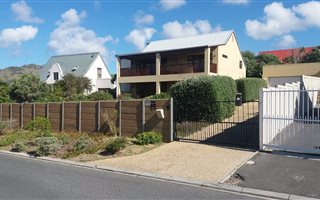 3 Bedroom House in Noordhoek