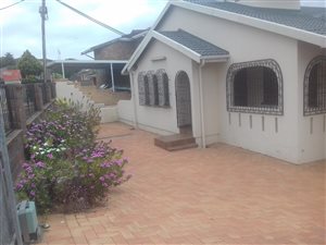 4 Bed House in Chatsworth Central