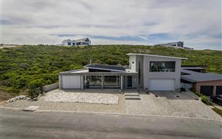 4 Bedroom House in Yzerfontein