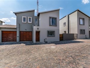 3 Bed Townhouse in Eagle Canyon Golf Estate