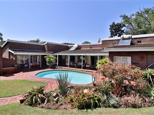 4 Bed House in Blackridge
